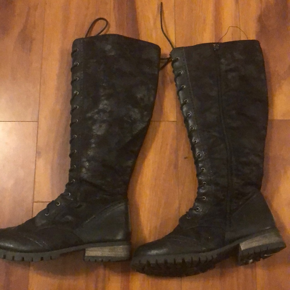Knee boots